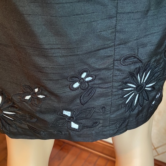 WHBM EMBROIDERED FLOWER TULIP HEM SKIRT - Picture 6 of 8